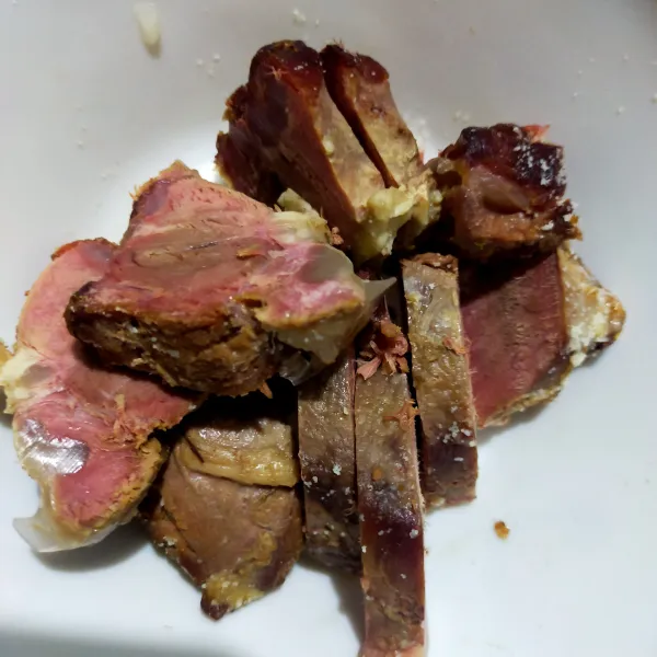 Potong-potong daging sapi yang telah direbus dengan ketebalan 4 cm atau sesuai selera.