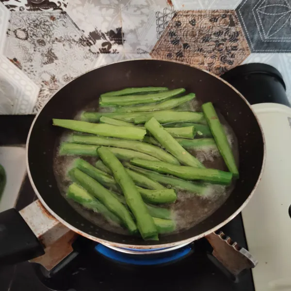 Goreng buncis di minyak panas hingga warna hijau tua, kemudian tiriskan.