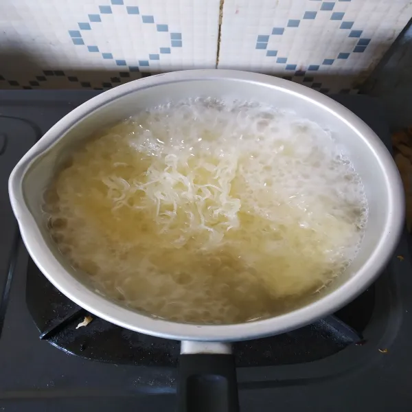 Rebus bihun sekitar 3 menit, angkat dan cuci dengan air biasa. Setelah itu tiriskan.