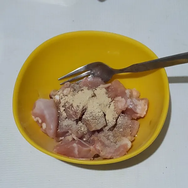 Marinasi ayam dengan bumbu, lalu diamkan selama 30 menit/ masukkan lemari es.