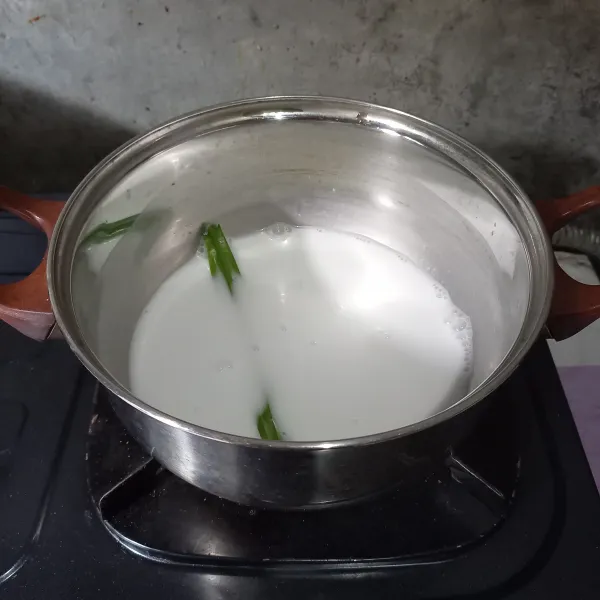 Didihkan santan, garam, dan daun pandan.