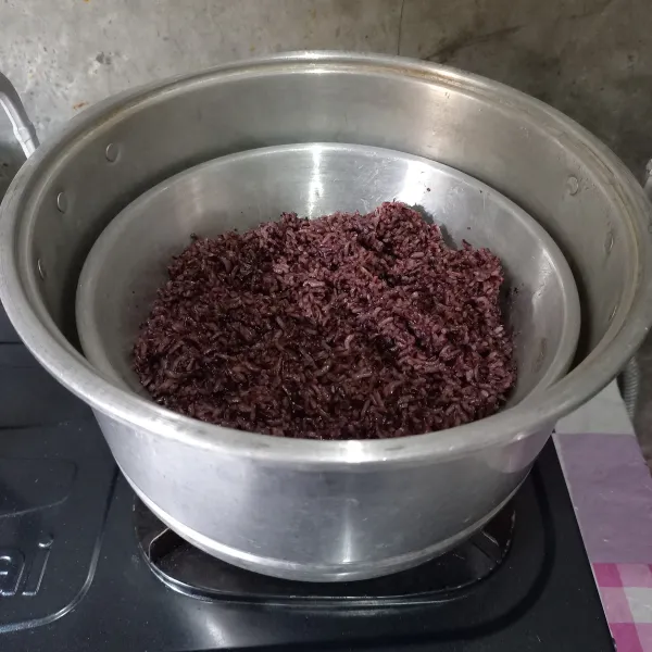 Kukus ketan selama 15 menit.
