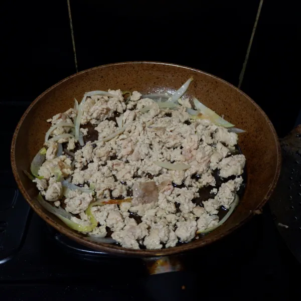 Tambahkan ayam giling, tumis hingga berubah warna. Beri sejumput garam dan merica.