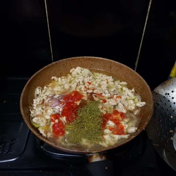 Masukkan saus tomat, parsley, oregano, gula, dan air kaldu.