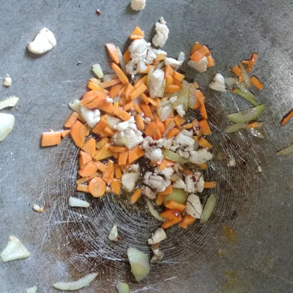 Masukkan wortel, masak hingga wortel layu.