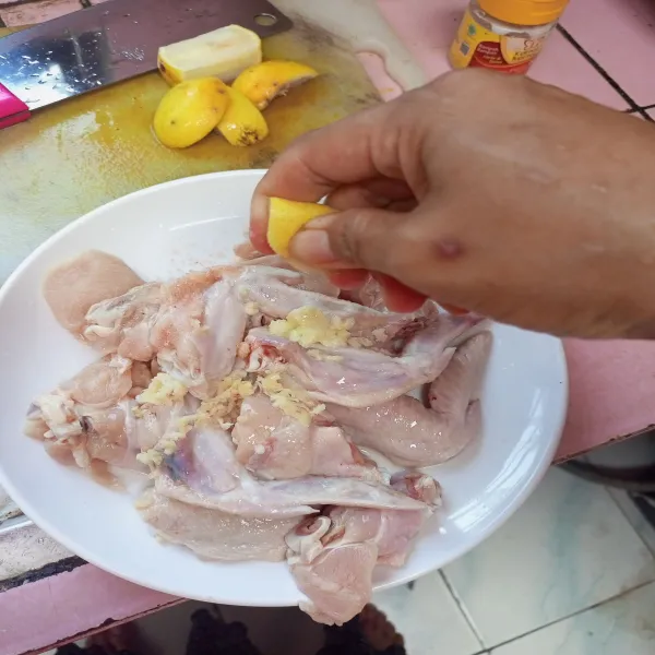 Lumuri sayap ayam dengan air jeruk, garam dan bawang putih. Diamkan 15 menit.