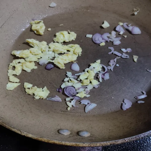 Buat telur, orak-arik lalu tumis bawang putih dan bawang merah cincang hingga harum.