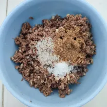 Pindahkan ke mangkok, tambahkan garam, gula dan ketumbar bubuk. Aduk sampai tercampur rata.