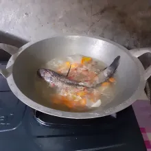 Masukkan juga ikan kutuk yang sudah dibersihkan.