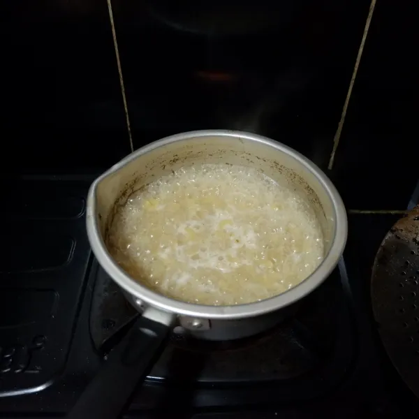 Rebus makaroni dengan air kaldu hingga matang, angkat dan tiriskan.