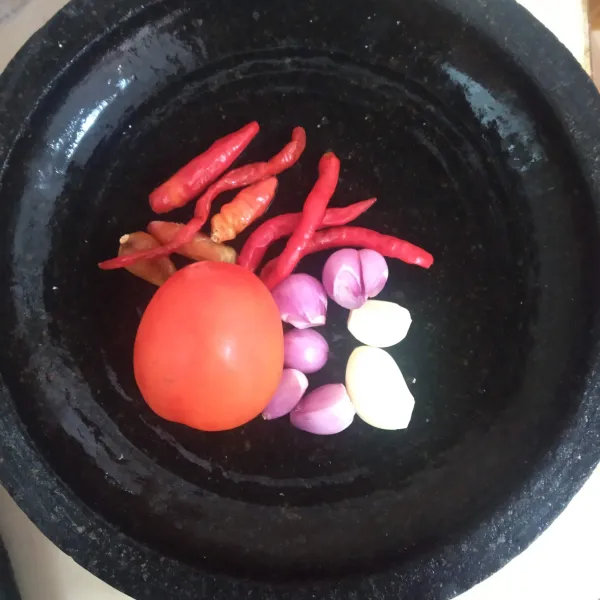 Siapkan cabai, bawang merah, bawang putih dan tomat.