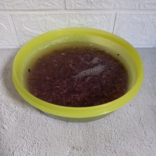 Cuci ketan sampai bersih. Rendam ketan selama satu malam.