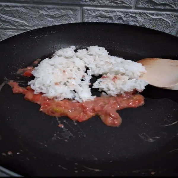 Masukkan nasi putih kemudian aduk nasi hingga tercampur dengan kornet, sisihkan.