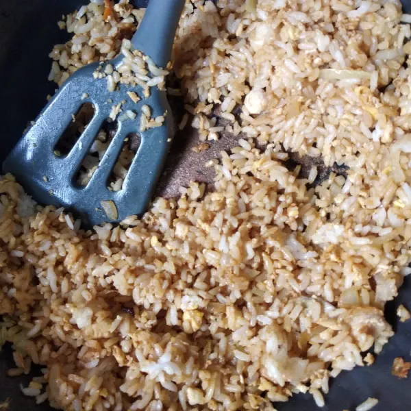 Masak hingga tercampur rata. Penyajian, letakkan mie bihun di bawah dan tata nasi goreng dan sosis.