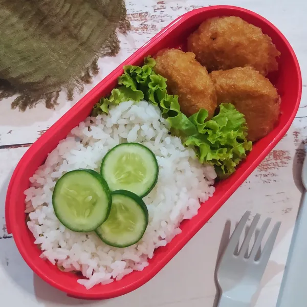 Tata daun selada, nasi, perkedel dan irisan timun.