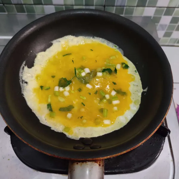 Panaskan teflon olesi sedikit minyak, lalu buat telur dadar, masak dengan api kecil.