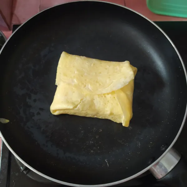 Lipat telur. 
Pindahkan ke kotak bekal yang sudah diberi daun selada.