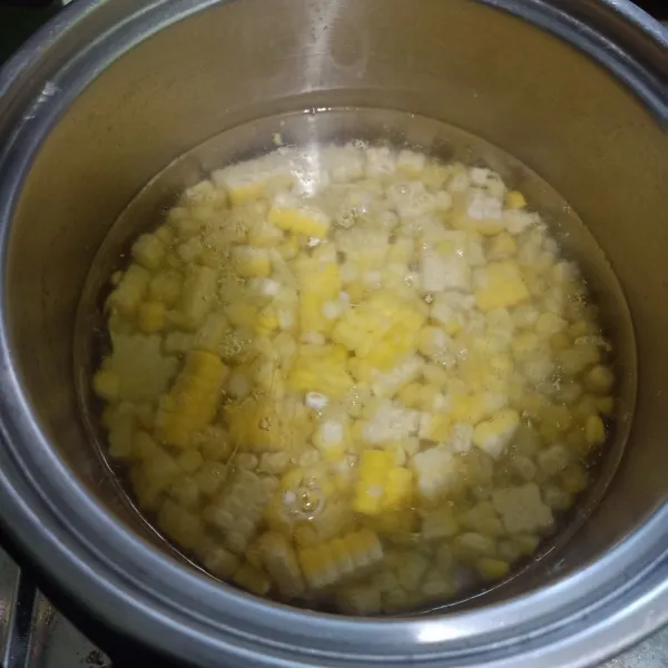 Siapkan panci lalu rebus jagung.