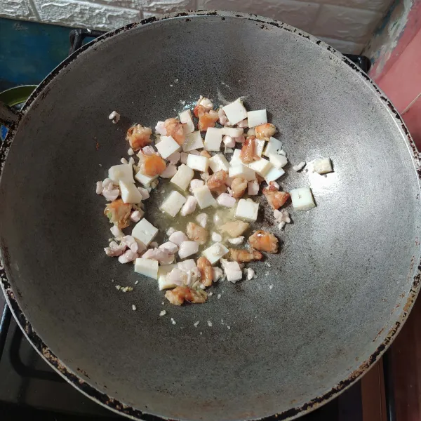 Masukkan udang dan putih telur kukus yang dipotong kecil.