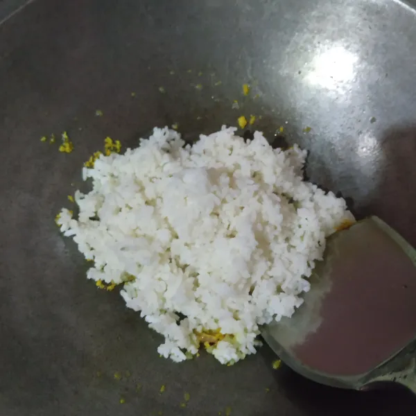 Masukkan nasi, bumbui garam, merica & kaldu bubuk.