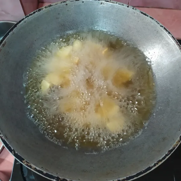 Kupas dan potong-potong kentang kemudian goreng hingga matang. Begitu juga bawang merah dan bawang putih dipotong kecil lalu digoreng.