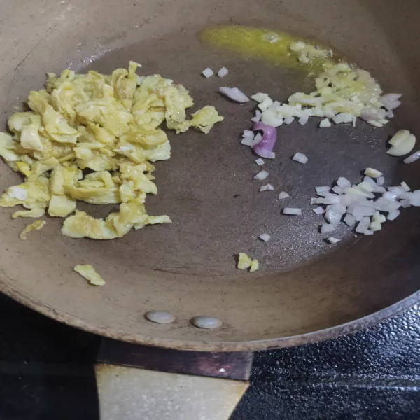 Buat telur orak-arik dengan 1 butir telur, tumis bawang merah dan bawang putih hingg harum.