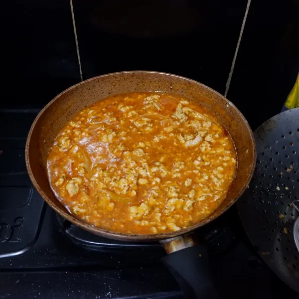 Beri larutan tepung maizena, masak hingga sedikit mengental. Angkat.