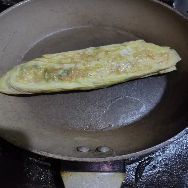 Gulung telur dan masak hingga matang kemudian potong sesuai selera.
