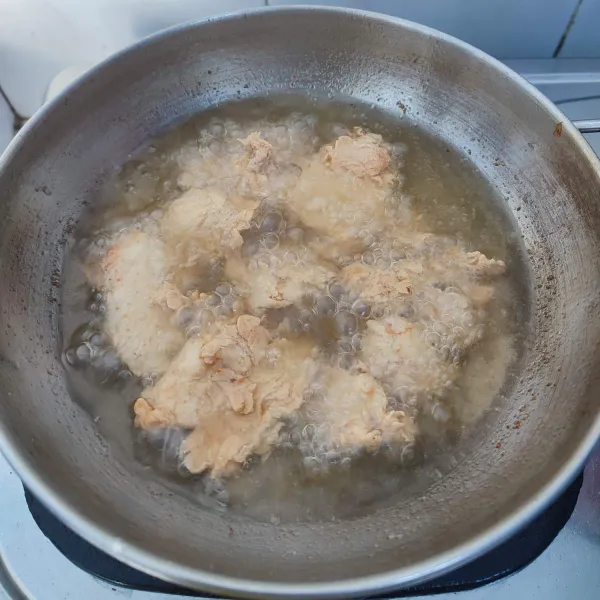 Langsung goreng dalam minyak yang sudah dipanaskan hingga kuning keemasan. Gunakan api kecil supaya matang merata.