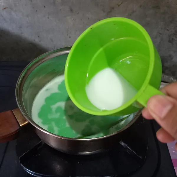 Masukkan semua bahan vla pandan ke dalam panci. Kecuali larutan maizena. Masak sampai mendidih. Terakhir tuang larutan maizena dan aduk sampai kental. Biarkan meletup-letup dan matikan kompor.