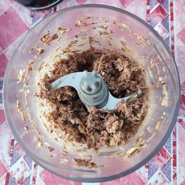 Suwir-suwir daging rebus atau chopper daging rebus dengan bawang putih hingga halus.