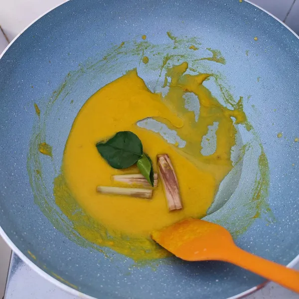 Tumis bumbu halus dengan sedikti minyak, tambahkan serai dan daun jeruk.