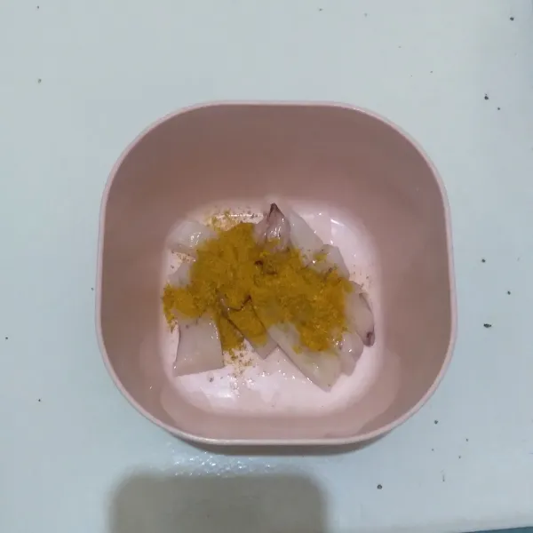 Marinasi dengan garam, lada, ketumbar dan kunyit. Diamkan 15 menit.