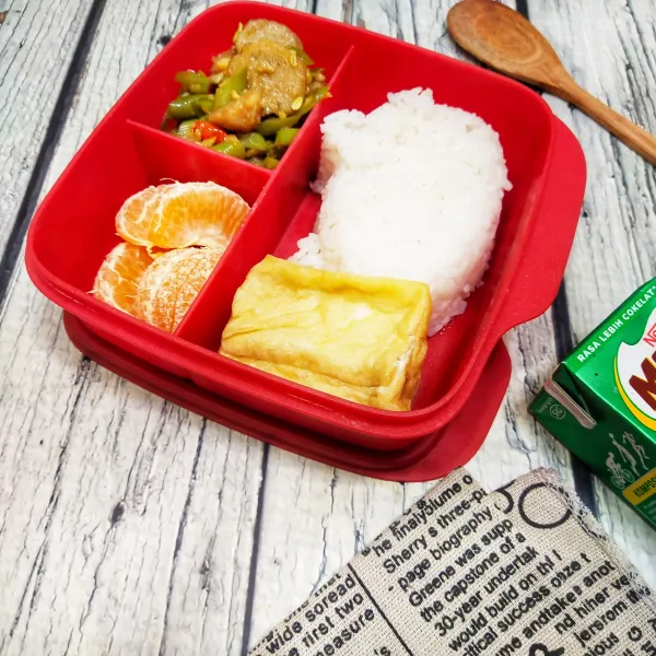 Kemudian siapkan tempat bekal lalu siap buat bekal sih kecil.