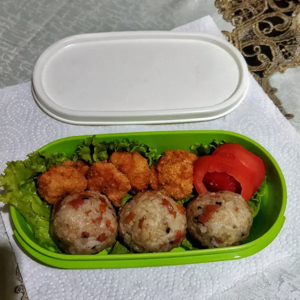 Taruh dalam wadah bekal, tambahkan lauk sesuai selera. Siap dibawa sebagai bekal.