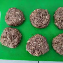 Ambil sedikit adonan, kepal-kepal bentuk bulat kemudian pipihkan. Lakukan hingga habis.