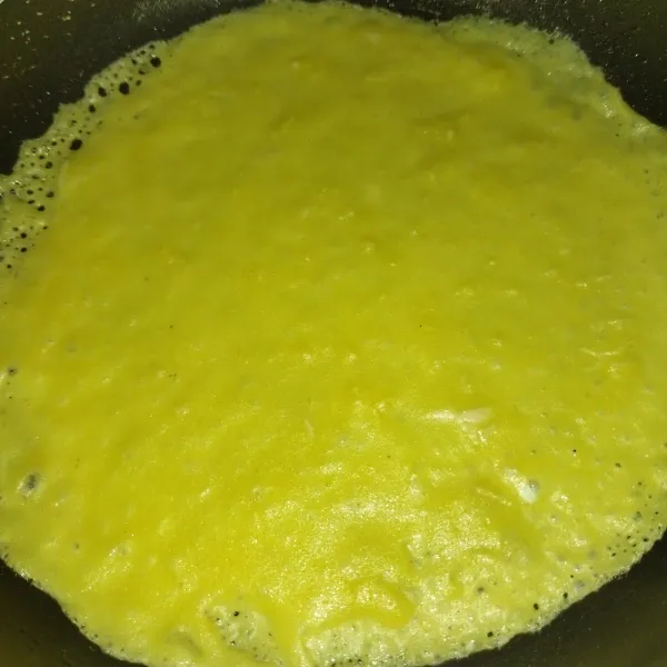 Siapkan bahan kulit : tepung maizena, telur, putih telur, air dan margarin yang sudah dilelehkan, aduk rata, lalu dadar menggunakan wajan anti lengket.