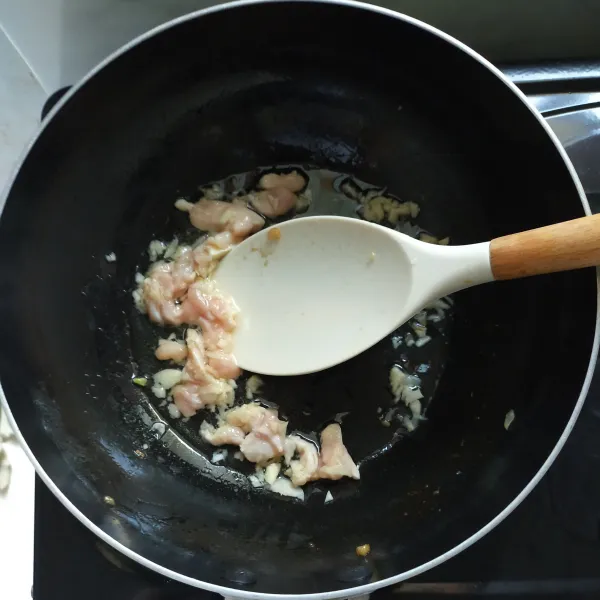 Panaskan minyak goreng,tumis bawang putih dan ayam sampai harum dan ayam matang.
