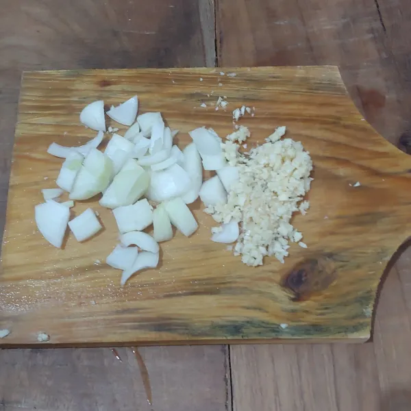 Bawang putih dicincang halus, bawang bombay dipotong-potong sesuai selera.