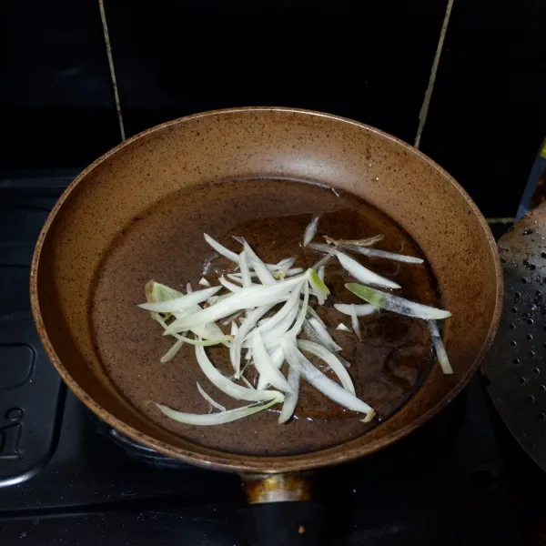 Tumis bawang bombay dan olive oil hingga harum.