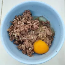 Tambahkan telur ayam, aduk rata.
