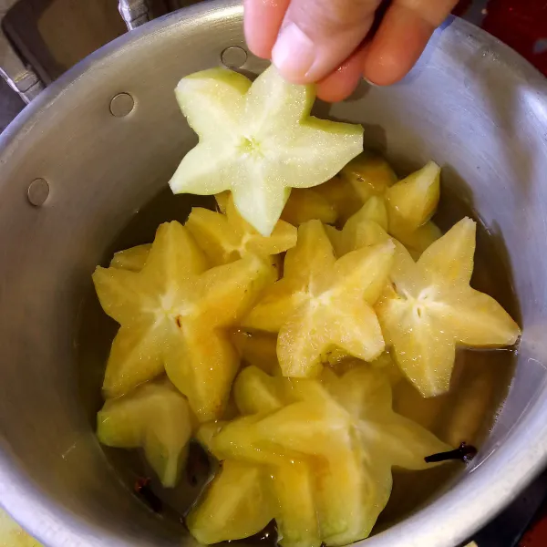 Masukkan potongan buah belimbing sampai semua terendam air.
Biarkan sampai suhu ruang.