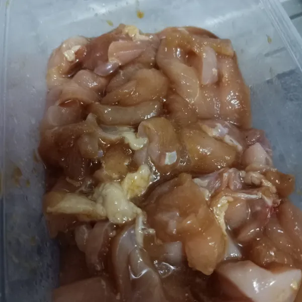 Marinasi ayam selama 20 menit.