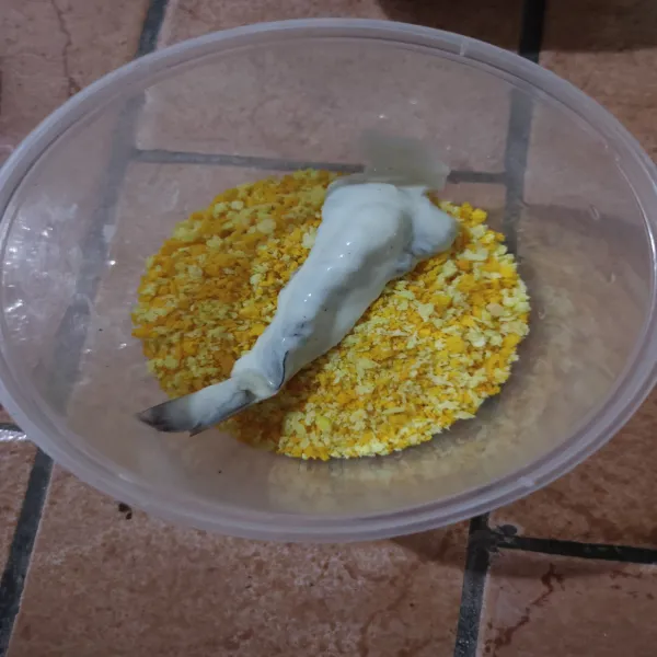 Celupkan udang ke dalam adonan tepung lalu balur dengan tepung panir.
