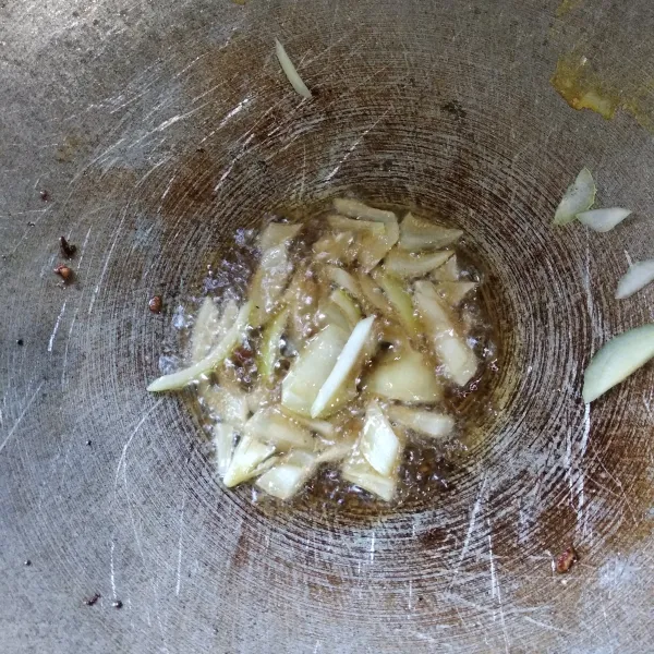 Tumis bawang putih dan bawang bombai hingga layu.