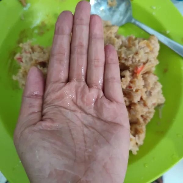 Olesi tangan dengan minyak goreng.