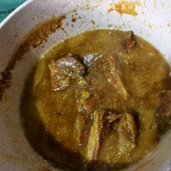Tambahkan kecap manis. Masak hingga air menyusut. Jangan lupa test rasa. Lapis daging siap dijadikan bekal bersama pendamping lainnya.