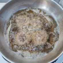 Goreng dalam minyak panas sampai matang. Sajikan.