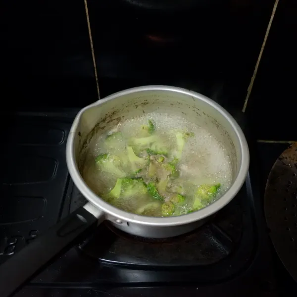 Rebus brokoli dengan air kaldu selama 1 menit saja, angkat dan tiriskan.