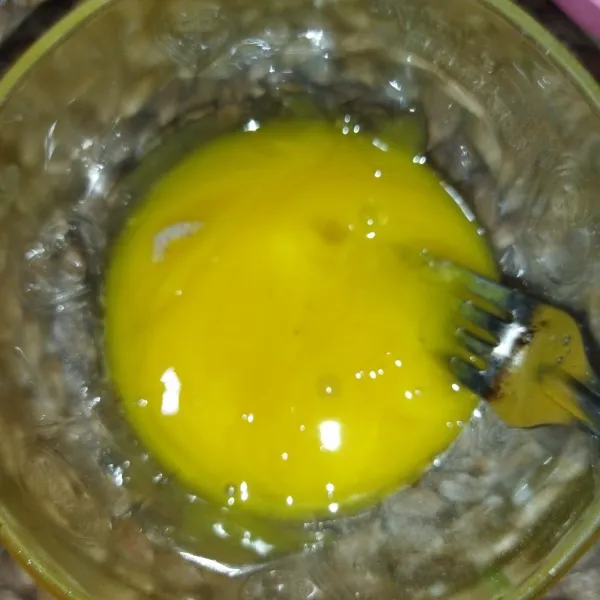 Untuk kuning telurnya beri garam, kaldu bubuk, garam secukupnya, cukup diaduk rata.